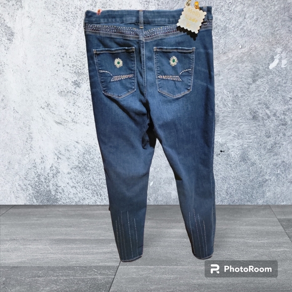 Upcycled Molly Made It curvy jeggings, floral print & embroidery blue jeans - Picture 4 of 17